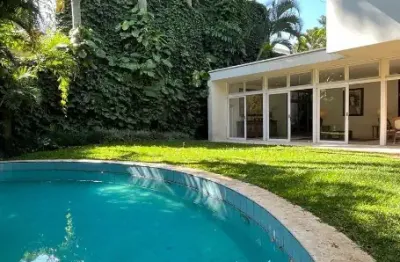 Casa no coração do jardim europa com 850m² de área construída e 1.080m² de terreno