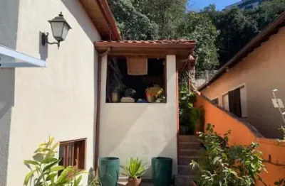 Casa em rua tranquila com 124m² área construída e 213m² de terreno