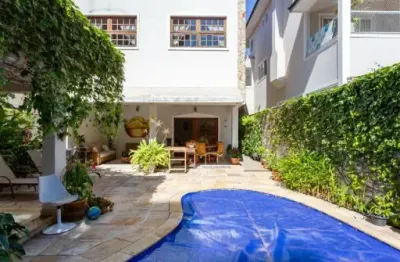 Magnífica casa em condomínio fechado em localização privilegiada