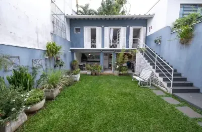 Magnífica casa de vila fechada no bairro do brooklin  com muito verde