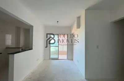 Apartamento de 2 dormitórios sendo 1 suíte, prédio frente mar no bairro vila mirim - praia grande
