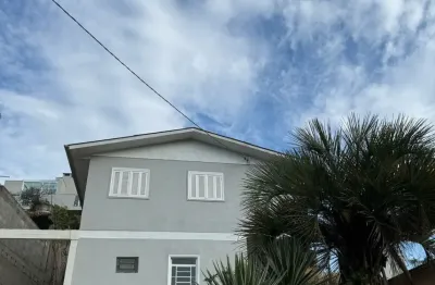Gci negócios imobiliários vende casa toda reformada! 111,00 m² construído em terreno de 365,00 m²