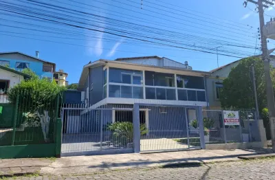 Gci negócios imobiliários vende casa com dois pavimentos e pavilhão anexo