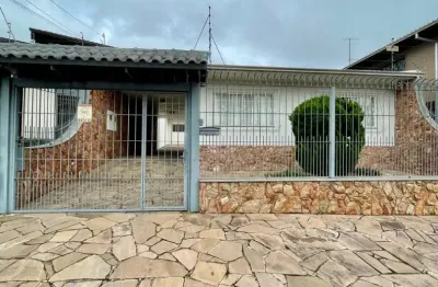 Casa mobiliada e decorada com 03 dormitórios, sala de estar.