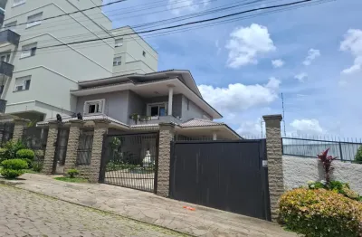 GCI NEGÓCIOS IMOBILIÁRIOS vende excelente casa  semi mobiliada no bairro Cruzeiro.