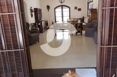 Casa linear à venda – amplo terreno e localização privilegiada em piratininga/niterói
