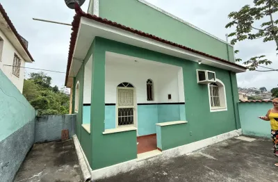 Ótima casa linear com 2 quartos no bairro caramujo - niterói/rj