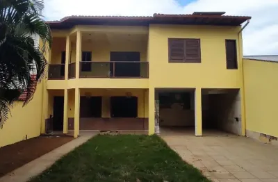 Casa no centro de ipatinga, excelente vizinhança, quintal. 4 vagas garagem.  região de ipatinga