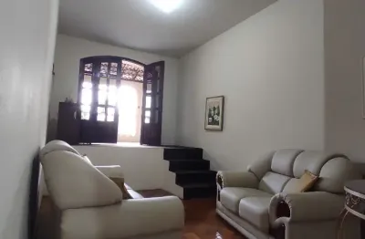 Casa bairro santa mônica. cód. k233. 90 m². quintal e jardim. usina fotovoltaica (12 placas ).