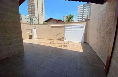 Casa térrea isolada, 03 quartos com piscina e churrasqueira na ocian!!!