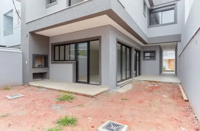Casa nova, com 323,00m² construídos, garagem para 5 carros, terraço com churrasqueira;