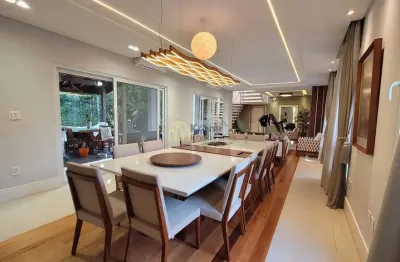 Casa à venda, com 6 quartos sendo 4 suítes, com piscina, sistema de placas solares, Praia dos Amore