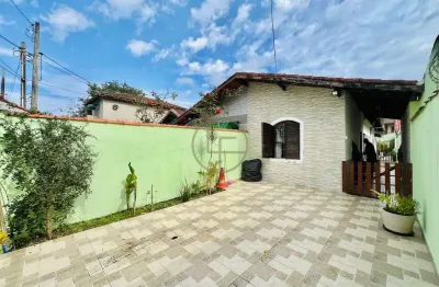 Casa no canto do forte com espaço gourmet e piscina