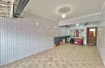 Sobrado geminado com ótima localização no canto do forte