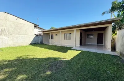 Imóvel com ótimo espaço externo e ótima localização no bairro piçarras