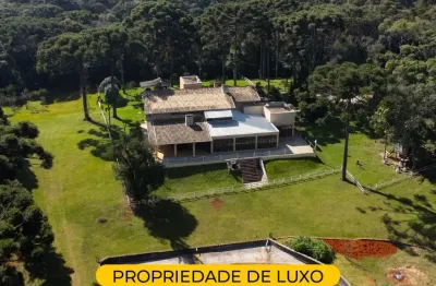 Linda casa de campo com excelente padrão de construção em terreno cercado por araucárias