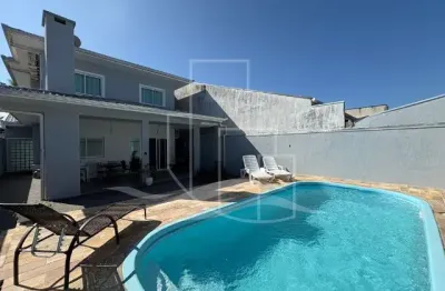 Linda residência para desfrutar de momentos de férias em família, a poucos minutos do centro de guaratuba