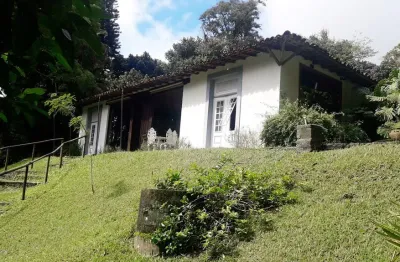 Duas casas no alto da boavista cercada por verde da floresta da tijuca