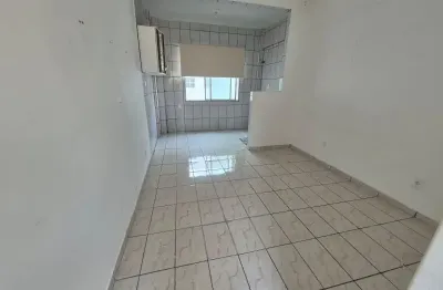 Alugo kitnet reformada com garagem próximo mar. ref. 2814