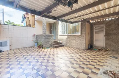 Oportunidade no Embaré – Sobrado Versátil, Excelente Localização e Grande Potencial!