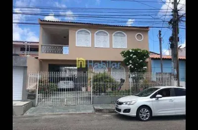 Casa grande, com 02 pavimentos e bem localizada. ideal para moradia, e ou empresas.