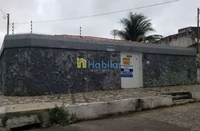 Casa à venda com 3/4 sendo 1 suíte , sala ampla, cozinha, wc social e dois kitnets na parte inferio