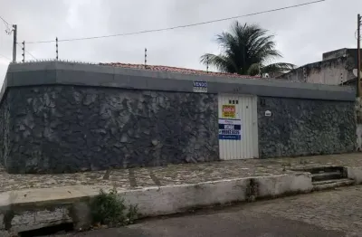 Casa à venda com 3/4 sendo 1 suíte , sala ampla, cozinha, wc social e dois kitnets na parte inferio