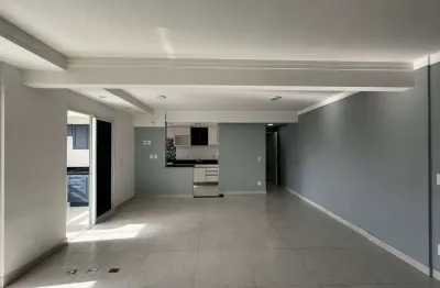 Espaçoso apartamento com 2 dormitórios, sendo 1 suíte e 3 vagas de garagem