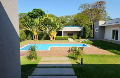 Casa de alto padrão, com 3 suítes e piscina no condomínio terras de mont serrat
