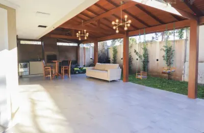 Triplex mobiliado em condomínio fechado. conforto e privacidade em excelente localização!