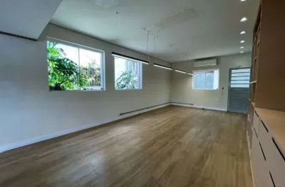 Casa comercial com 6 salas para alugar na Rua Ilhéus, 390, Sumaré, São Paulo