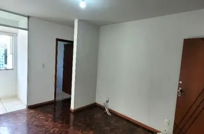 Apartamento um quarto e sala, varanda, garagem, condomínio com portaria 24!