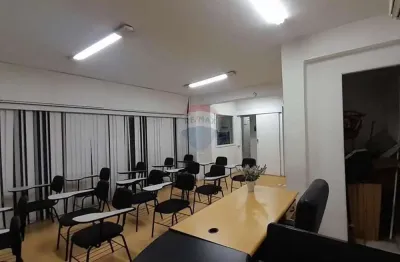 3 lojas em galeria próximo ao metro copacabana, com total de 83m²