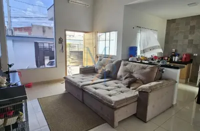Linda casa no jardim portugal com dois dormitórios e uma suíte.