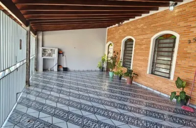 Excelente casa, lote inteiro - ótima localização,  comércios nas proximidades e vizinhança tranquila