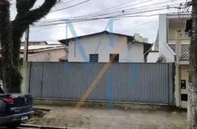 Galpão com 195m² no parque industrial, com vestiários e revestimentos