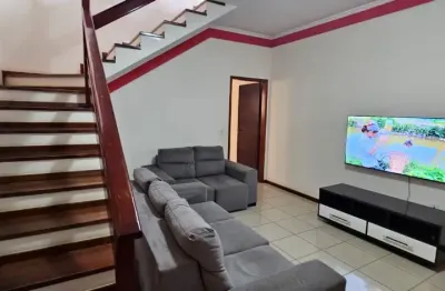 Linda casa com 2 suítes e churrasqueira em rua tranquila - ótima localização, comércios nas proximidades