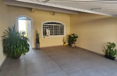 Linda casa com churrasqueira e quartos com sacadas, no bosque dos eucaliptos - ótima localização, tendo variedades de comércios e ficando próximo ao sesi