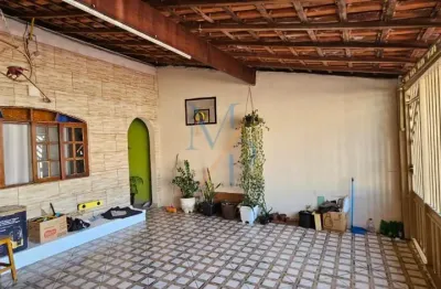 Linda casa com 2 dormitórios e churrasqueira - ótima localização,  diversidade de comércios nas redondezas