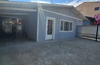 Linda casa com 3 quartos planejados no jardim satélite - ótima localização, com comércios e restaurantes nas redondezas.