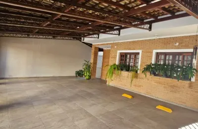 Linda casa com 5 quartos e edícula - ótima localização, próximo ao shopping oriente e comércios variados