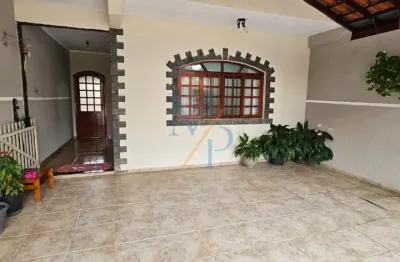 Linda casa com suíte e área gourmet - ótima localização com vários comércios na região