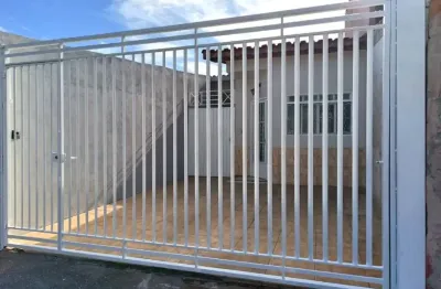 Linda casa com 3 quartos e 1 suíte - ótima localização, com variedades de comércios na região e fácil acesso a rodovia dos tamoios