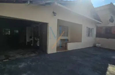 Casa com 3 quartos e quintal - ótima localização, perto de centros esportivos e a 5 minutos do shopping oriente