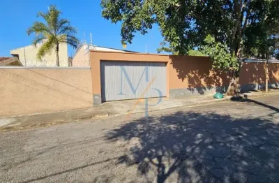 Linda casa com 5 quartos e edícula - ótima localização, com fácil acesso a dutra e a 8 minutos do centro