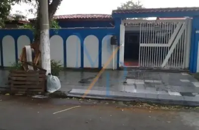 Casa em rua sem saída e com suíte - ótima localização, com comércios e padarias na região