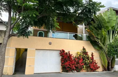 Linda casa com 3 quartos e edícula - ótima localização, ficando perto da fatec, unifesp e a 10 minutos do senac
