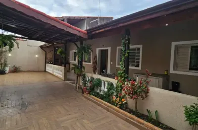 Linda casa com churrasqueira e planejados - ótima localização, perto da casa do idoso e 7 minutos do vale sul