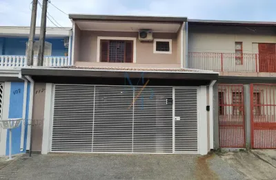Lindo sobrado com 3 quartos e cozinha planejada - ótima localização, próximo de comércios e padarias