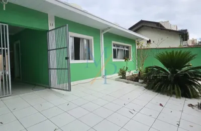 Casa com 3 dormitórios, suíte e área gourmet em terreno de 550m²